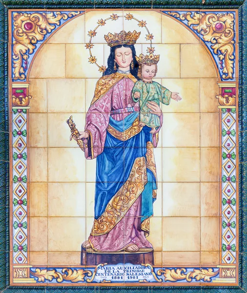 Sewilla, Hiszpania - 29 października 2014: Ceramiczne kafelki Madonna w kościele Bazyliki del María Auxiliadora artysty M. Romero z 20. cent. — Zdjęcie stockowe