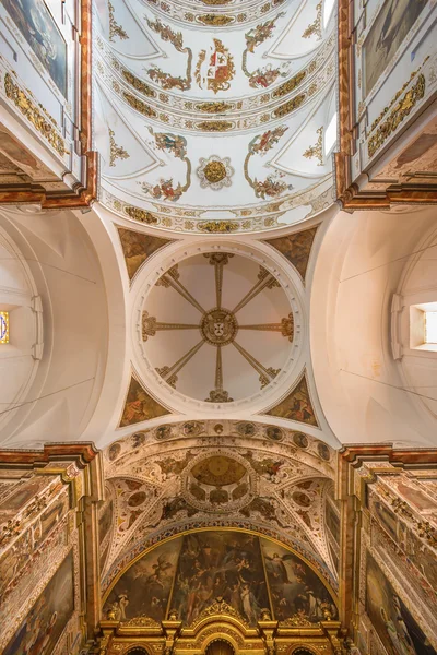 Sevilla, Spanje - 29 oktober 2014: De barokke koepel en het plafond van kerk Basilica del Maria Auxiliadora. — Stockfoto