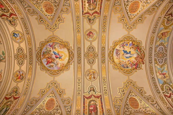 SEVILLE, ESPANHA - OUTUBRO 29, 2014: Os afrescos no teto da igreja Basílica de la Macarena por Rafael Rodrguez (1949) em estilo neobarroco . — Fotografia de Stock