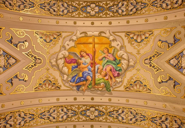 Sevilla, Spanje - 29 oktober 2014: De fresco engelen met het Kruis op het plafond in kerk Basilica de la Macarena door Rafael Rodrguez (1949) in neobaroque stijl. — Stockfoto