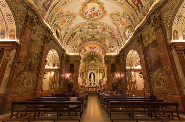 Sevilla, Spanje - 29 oktober 2014: Het schip van de kerk Basilica de la Macarena met de fresco's door Rafael Rodrguez (1949) in neobaroque stijl. — Stockfoto