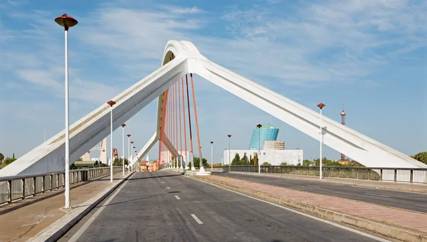 SEVILLE, SPAIN - OCTOBER 29, 2014: Barqueta bridge (Puente de la Barqueta) — Stock Photo, Image