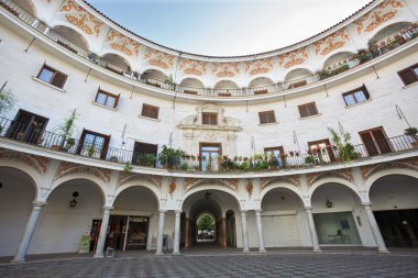 Sevilla, İspanya - 28 Ekim 2014: Plaza de Cabillo Meydanı.