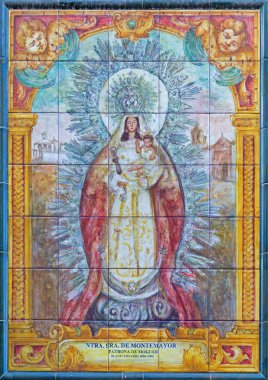 Sevilla, İspanya - 29 Ekim 2014: Seramik Madonna (Nuestra Senora de Montemayor) 20 döşenir. cent. Enrique Orce Marmol kilise Iglesia San Juan de la Palma cephesinde bir sanatçı tarafından.
