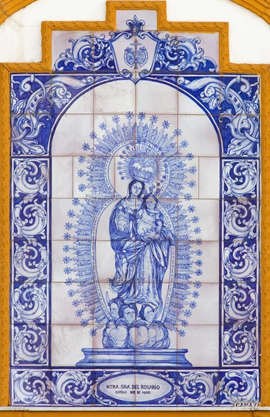 Sevilla, Spanien - 29 oktober 2014: Keramiska kaklade Madonna av Rosenkransen på fasaden av kapell Capilla dos de Mayo av R. A. Mejias och J. L. Aguado från 20. cent. — Stockfoto