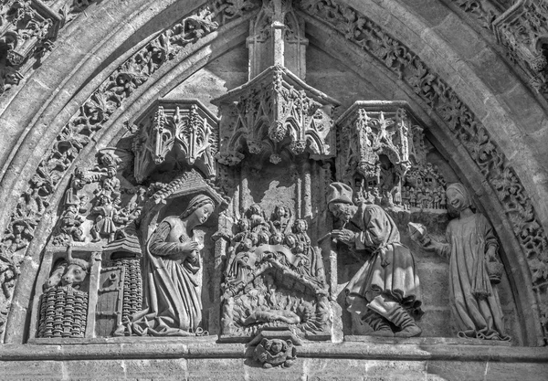 SEVILLE, ESPAGNE - 28 OCTOBRE 2014 : La scène de la Nativité sur la Puerta San Miguel sur la Cathédrale de Santa Maria de la Sede par Nicolas Martinez y Juan Norman à partir de 15. cent . — Photo