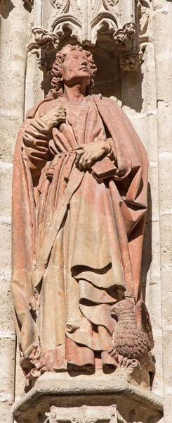 SEVILLE, SPAIN - OCTOBER 28, 2014: The statues of St. John the Evangelist on the west portal of Cathedral de Santa Maria de la Sede. — Stock Photo, Image