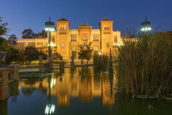 Sevilla - Muzeum populárního umění a tradic (Muzeum umění a kostýmů Populares) za soumraku. — Stock fotografie