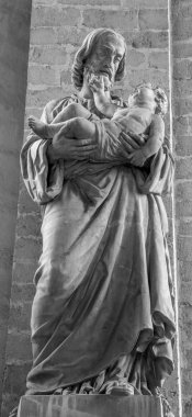 Mechelen, Belçika - 14 Haziran 2014: Aziz Jodeph Kilisesi de Dyle genelinde Our Lady heykeli.