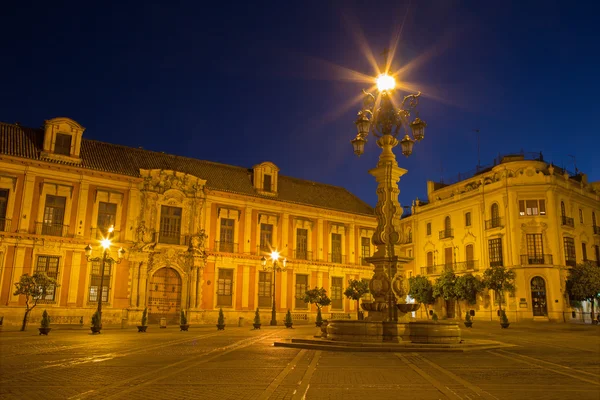 Sewilla - Plaza del Triumfo i Palacio arzobispal (archiepiscopal palace) o zmierzchu. — Zdjęcie stockowe