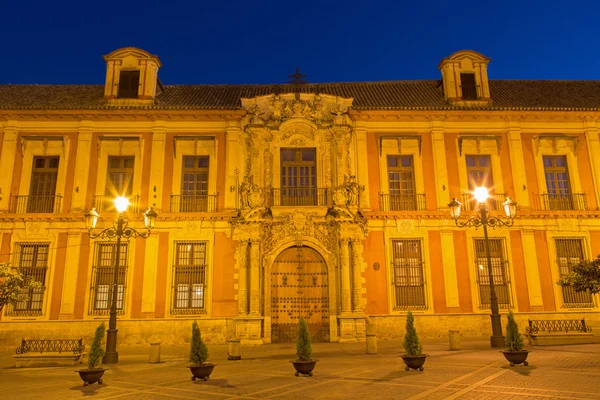 Sevilla - Plaza del Triumfo ve Plaza del Triumfo üzerinde alacakaranlıkta Palacio arzobispal (archiepiscopal Sarayı). — Stok fotoğraf