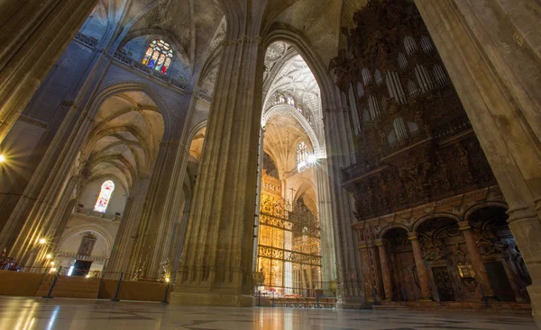 SEVILLE, ESPANHA - OUTUBRO 30, 2014: Interior da Catedral de Santa Maria de la Sede . — Fotografia de Stock