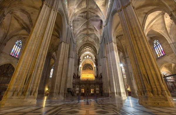 SEVILLE, ESPAÑA - 29 DE OCTUBRE DE 2014: Interior de la Catedral de Santa Maria de la Sede . — Foto de Stock