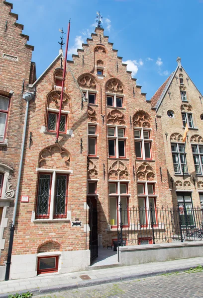 BRUGES, BÉLGICA - 12 de junio de 2014: Típica casa de ladrillo en la calle Moerstraat —  Fotos de Stock