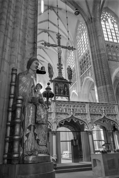 LEUVEN - SETEMBRO 3: Nave of st. Peters catedral gótica e estátua gótica de Madonna em 3 de setembro de 2013 em Leuven, Bélgica . — Fotografia de Stock