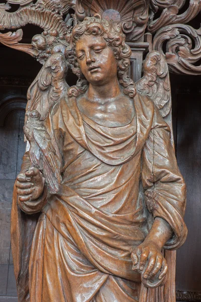 LEUVEN, BÉLGICA - SETEMBRO 3: Anjo esculpido como símbolo da virtuosidade da igreja de São Miguel (Michelskerk) em 3 de setembro de 2013 em Leuven, Bélgica . — Fotografia de Stock