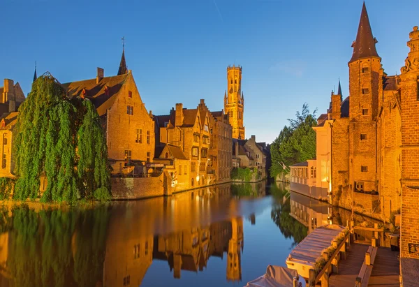 Brugge - widok od Rozenhoedkaai w Brugge z domu Perez de Malvenda i Belfort van Brugge w tle zmierzchu wieczór. — Zdjęcie stockowe