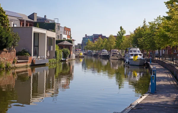 Mechelen - kanal und jacht im morgenlicht — Stockfoto