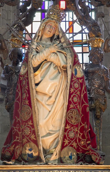 MECHELEN, BELGIO - 14 GIUGNO 2014: La statua scolpita della Madonna Addolorata nel cappotto in chiesa Nostra Signora attraverso de Dyle . — Foto Stock