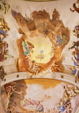 Padova, İtalya - 8 Eylül 2014: basilica di santa giustina sebastiano ricci (1700) tarafından papaz tavan fresk. Melekler için eucharist hayranlığı Merkez cinayet sebebi.