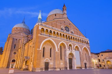 Padua, İtalya - 8 Eylül 2014: Yerebatan del Santo veya Saint Anthony Bazilikası'nın Padova akşam ışık.