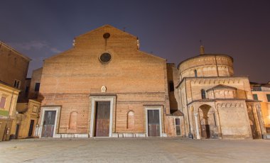 Padova, İtalya - 10 Eylül 2014: santa maria assunta (duomo) ve akşam karanlığında, vaftizhane katedral.