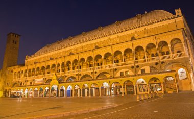 Padua, İtalya - 9 Eylül 2014: Piazza della Fruta gece ve Palazzo della Ragione.