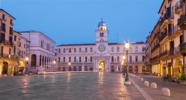 Padua, İtalya - 9 Eylül 2014: Piazza dei sinyorlar Meydanı ve akşam alacakaranlık arka planda Torre del Orologio (astronomik saat kulesi).
