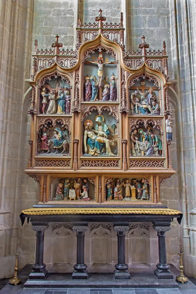 MECHELEN, BÉLGICA - 14 de junio de 2014: Altar lateral nev gótico de la iglesia Nuestra Señora a través de Dyle . —  Fotos de Stock