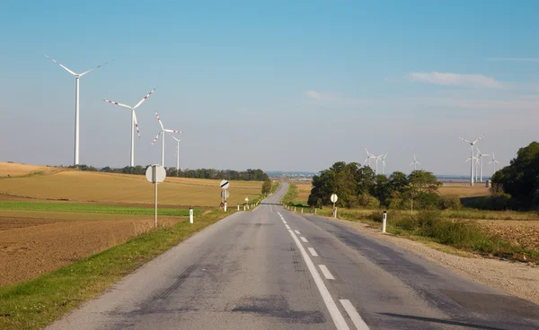 Windkraftanlage und Herbstlandschaft mit der Straße aus Ostösterreich — Stockfoto
