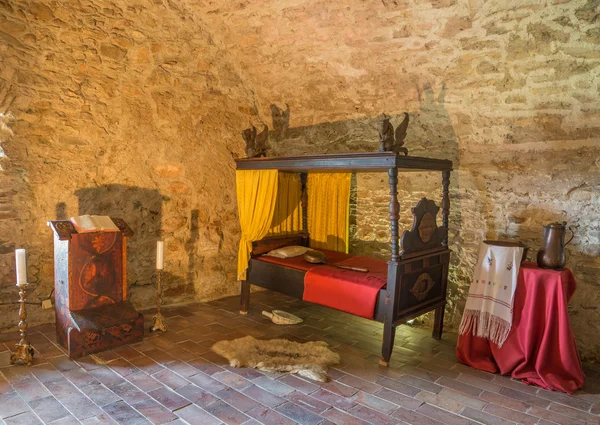 SPISSKY CASTLE, SLOVAKIA - JULY 19, 2014: The medieval bedroom in the castle. — Stock Photo, Image