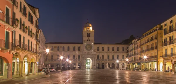 PADUA, ITALY - SEPTEMBER 9, 2014: Piazza dei Signori square and Torre del Orologio (astronomical clock tower) in the background at night. — Stock Photo, Image