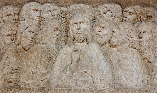 PADUA, ITALY - SEPTEMBER 9, 2014: The Modern relief of the Last supper on the altar in church Santa Maria dei Servi. — Stock Photo, Image