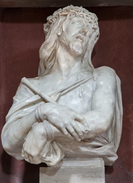 Padua, Italien - den 8 September, 2014: Bysten "Ecce Homo" - Kristus i bond av Filippo Parodi (1630-1702) i kyrkan San Francesco del Grande. — Stockfoto