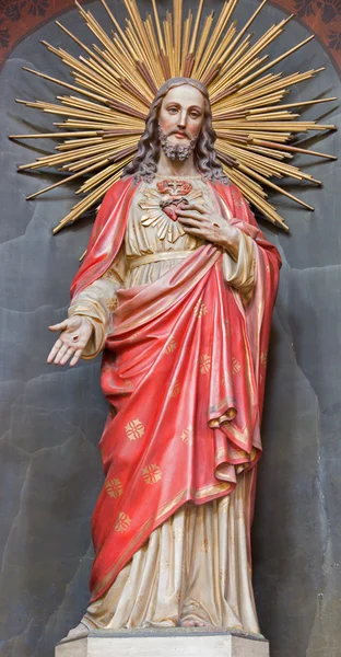 Padua, Italien - den 9 September, 2014: The Heart of Jesus staty i kyrkan Basilica del Carmine från 20 cent. — Stockfoto