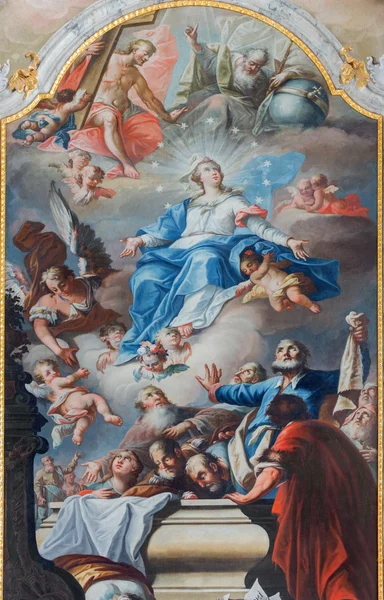 SAN ANTÓN, ESLOVAQUIA - 26 DE FEBRERO DE 2014: Asunción de la Virgen María pintura del altar de la capilla en el palacio de San Antón por Anton Schmidt de los años 1750 - 1752 . — Foto de Stock