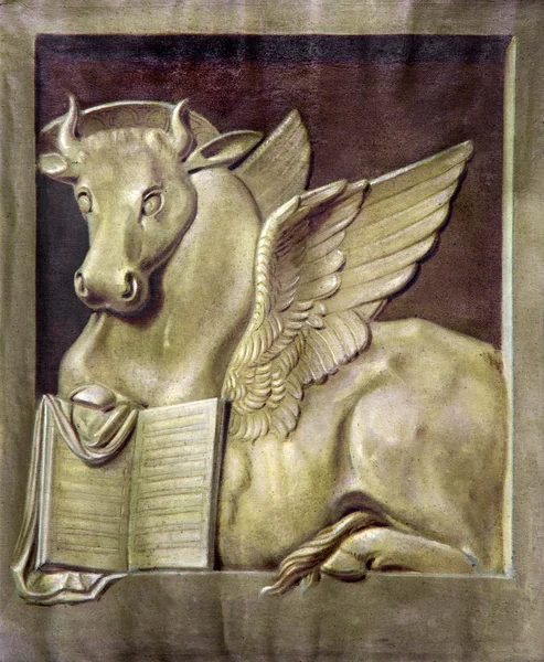 PADUA, ITALIA - 9 SETTEMBRE 2014: La pittura del toro come simbolo di San Luca Evangelista nella chiesa Basilica del Carmine di ignoto pittore . — Foto Stock