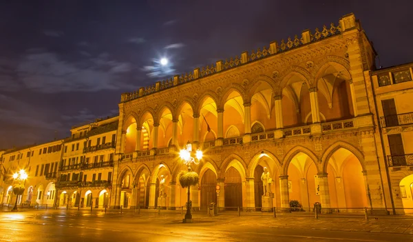 Padova, Itálie - 10. září 2014: The Lodge Amulea ont Prato della Vale v noci. — Stock fotografie