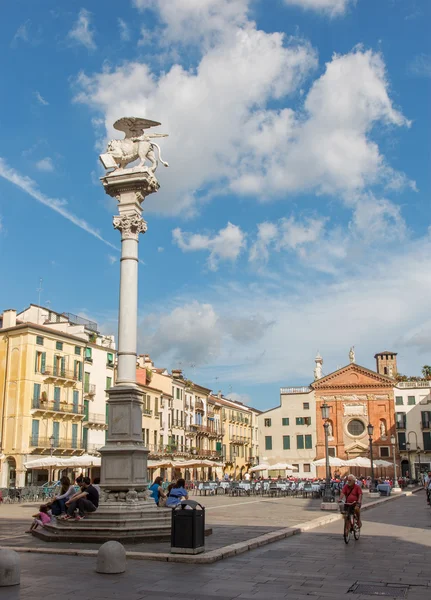 PADUA, ITÁLIA - SETEMBRO 10, 2014: Praça dei Signori e st. Coluna de Marcos com a igreja de San Clemente em segundo plano . — Fotografia de Stock