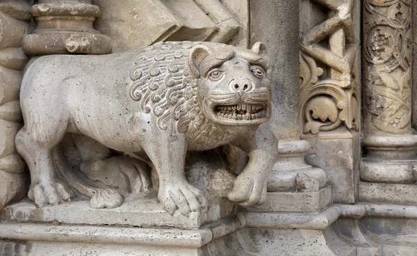 BUDAPEST - 22 DE SEPTIEMBRE: Detalle del león del portal oeste en Hungría la iglesia románica más completa de Jak cerca del castillo de Vajdahunyad el 22 de septiembre de 2012 en Budapest . — Foto de Stock