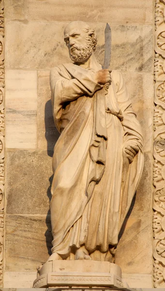 Milán - estatua de apóstol de la fachada oeste de la catedral del Duomo — Foto de Stock