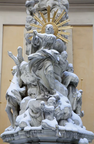 VIENNA - 15 GENNAIO: Dettaglio della colonna barocca della Trinità di Santa Urlich e Maria Trost in inverno il 15 gennaio, a Vienna . — Foto Stock