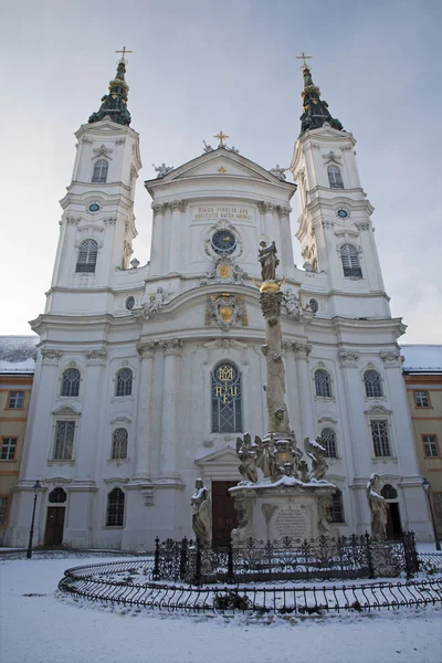 Vienna - Baroque church Maria Treu and column. — Stock Photo, Image