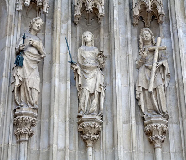 VIENA - 15 DE ENERO: Tres virtudes cardinales del portal occidental de la iglesia gótica de Minoriten el 15 de enero de 2013 en Viena . —  Fotos de Stock