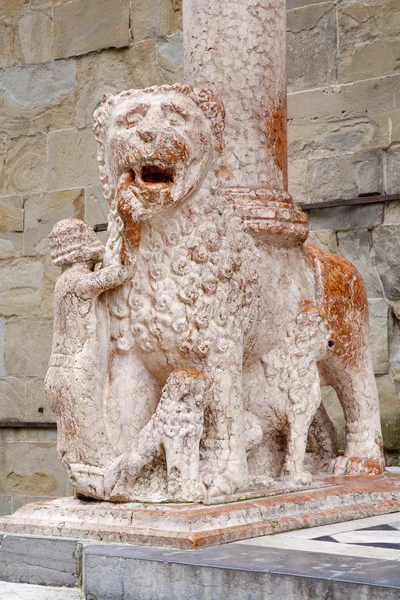 BERGAMO, ITALIA - 29 GENNAIO: Leone e colonna di portale dalla Basilica di Santa Maria Maggiore il 29 gennaio 2013 a Bergamo . — Foto Stock