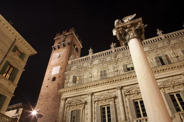 Верона - Porta Leona и Palazzo Maffei и St. Mark колонна от площади Пьяцца Мбаппе ночью — стоковое фото