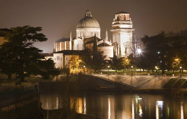 Verona - Iglesia de San Giorgio y río Adigio desde Ponte Pietra por la noche —  Fotos de Stock