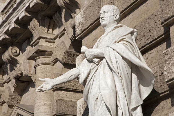 Roma - Estátua de Cícero da fachada do Palazzo di Giustizia — Fotografia de Stock