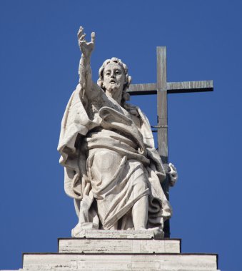 Roma - Lateran Bazilikası'nın zirvesine İsa heykeli