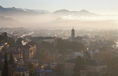 Bergamo - sabah sis sabah ışık alt kasabada